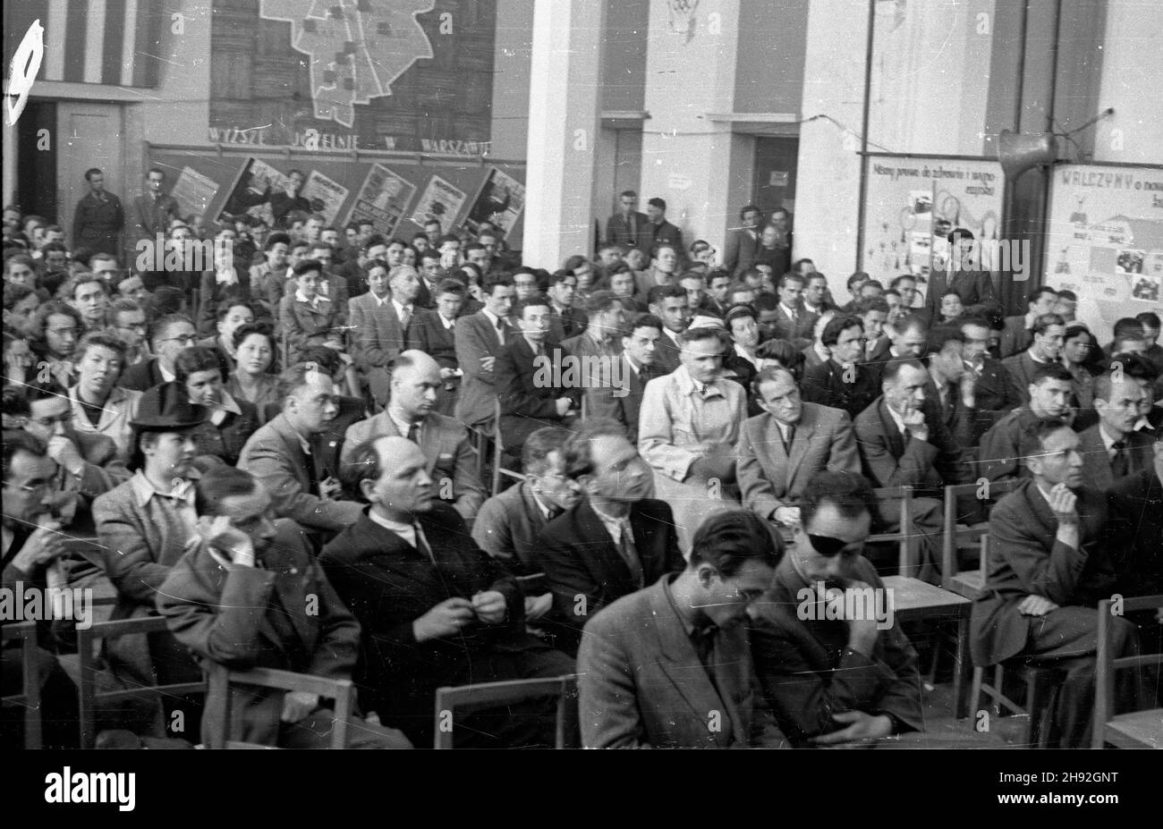 Varsovie, 1947-05-09.III Krajowy Zjazd Akademickiego Zwi¹zku Walki M³odych ¯ycie W domu akademickim przy placu Narutowicza. wb PAPVarsovie, le 9 mai 1947.Le 3e Congrès national de la vie Union académique de la jeunesse lutte dans un hall de résidence sur la place Narutowicza. wb PAP Banque D'Images