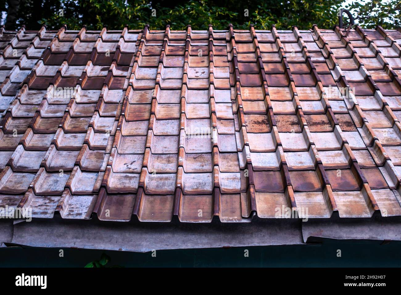 Grunge texture vintage de tuiles rouillées sur un vieux toit Banque D'Images