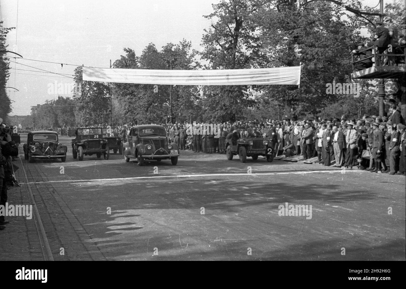 Varsovie, 1947-05-10.Wyœcigi mowe.Bieg W kategorii 2000-3000 cm szeœciennych.Al.Stalina (dziœ al.Ujazdowskie).NZ. Samochody Citroën (1L), Willys (2,3,5L), Opel (2P) na starcie. bk/ms PAPVarsovie, le 10 mai 1947.Courses automobiles.Photo : un Citroen, un jeep de Willis et un Opel au début du défi de 2000-3000cc dans l'avenue Staline (aujourd'hui l'avenue Ujazdowskie). bk/ms PAP Banque D'Images