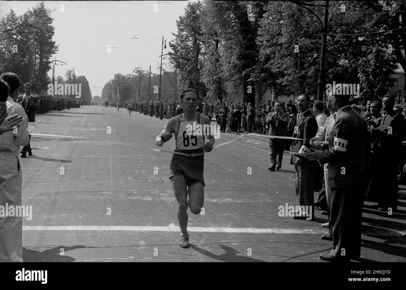 Varsovie, 1947-05-11.Trzeci powojenny Bieg Narodowy Na Prze³aj W Warszawie.NZ. na mecie avec alStalina (obecnie Al.Ujazdowskie) zwyciêzca biegu Dzwonkowski, zawodnik Zrywu W³oc³awek. bk/ms PAPVarsovie, le 11 mai 1947.La première course nationale d'après-guerre.Photo : le vainqueur de la course Dzwonkowski du club sportif de Zryw Wloclawek à la ligne d'arrivée de l'avenue Staline (aujourd'hui avenue Ujazdowskie). bk/PAP ms Banque D'Images