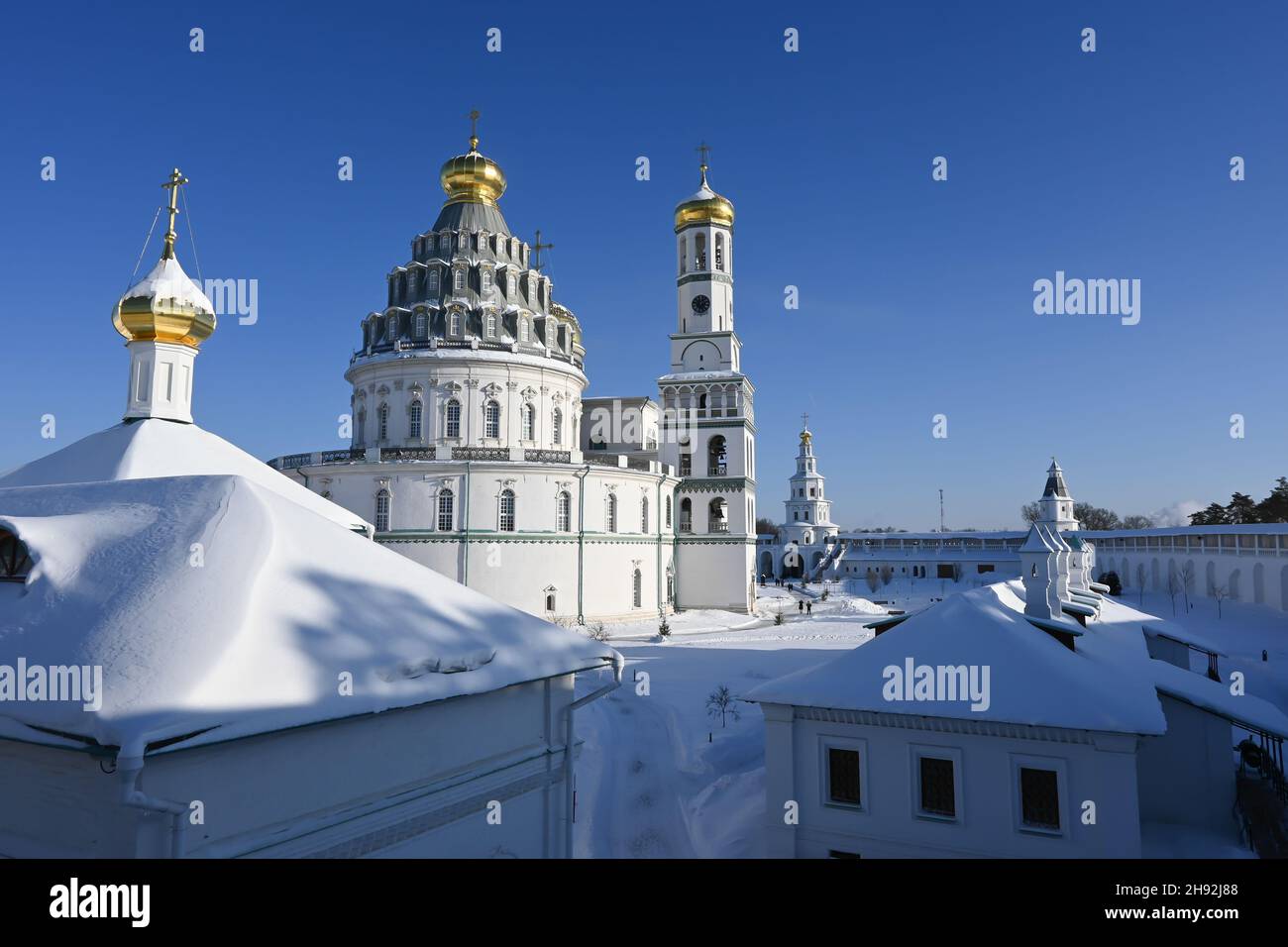 Hiver dans un monastère orthodoxe.Journée d'hiver claire au monastère de la Nouvelle Jérusalem près de Moscou. Banque D'Images
