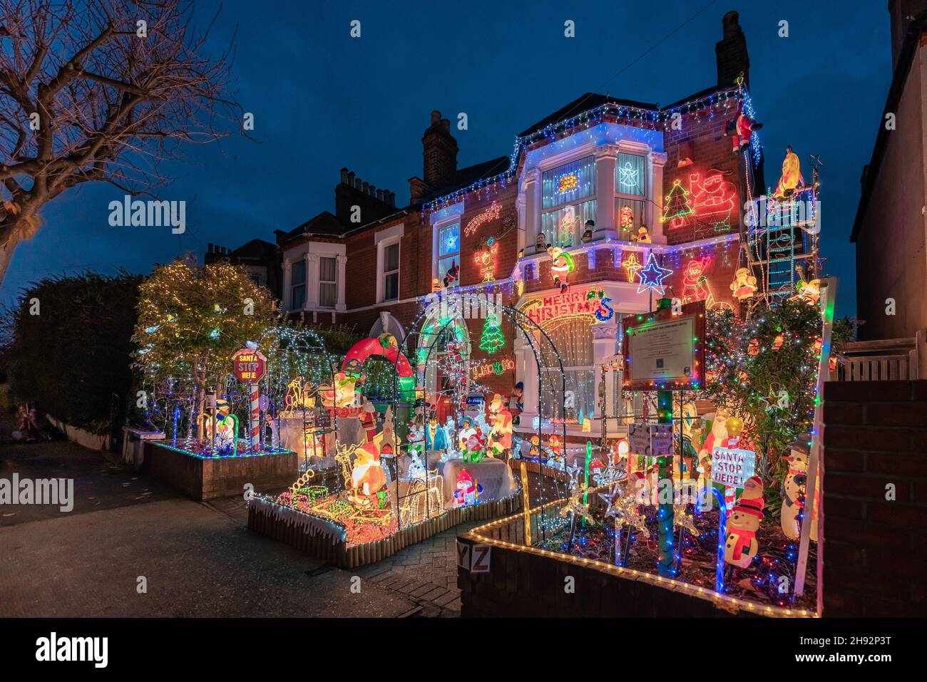 Londres, Royaume-Uni.3 décembre 2021."Les lumières Birkhall" - des lumières spectaculaires de la maison de Noël s'affichent à Lewisham, au sud-est de Londres.Pendant près de vingt ans, Garry Leach et sa famille passent environ deux mois à transformer leur jardin à l'avant de Birkhall Road, Catford, en un pays merveilleux d'hiver à l'aide de la charité.Cette année, l'écran lumineux de Noël prend en charge Dementia UK.Credit: Guy Corbishley/Alamy Live News Banque D'Images