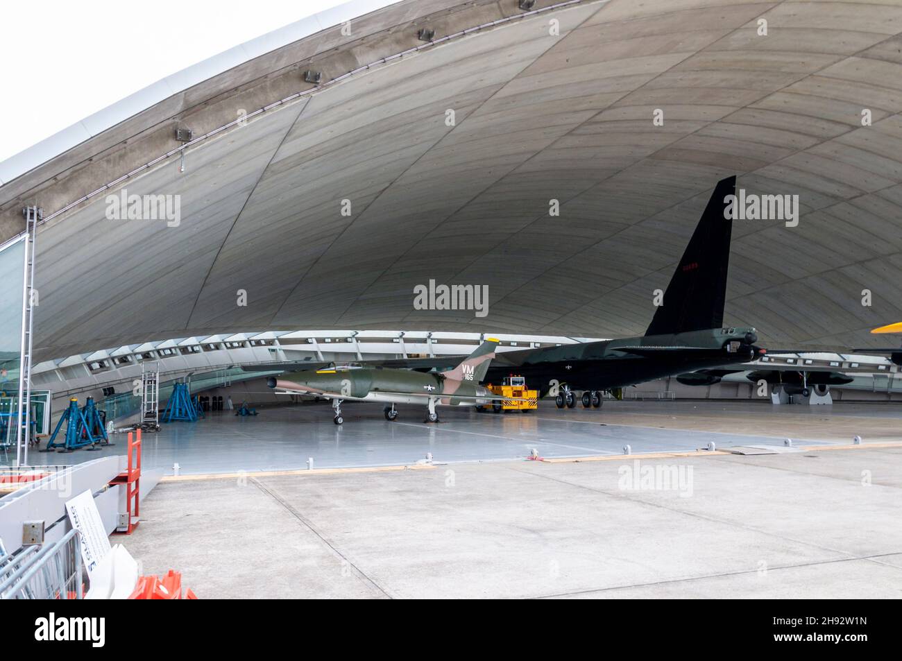 Avions à réaction USAF à l'intérieur du hangar ouvert lors d'importants travaux de développement du Musée de l'air américain au Musée de la guerre Impérial, Duxford, Royaume-Uni. Banque D'Images