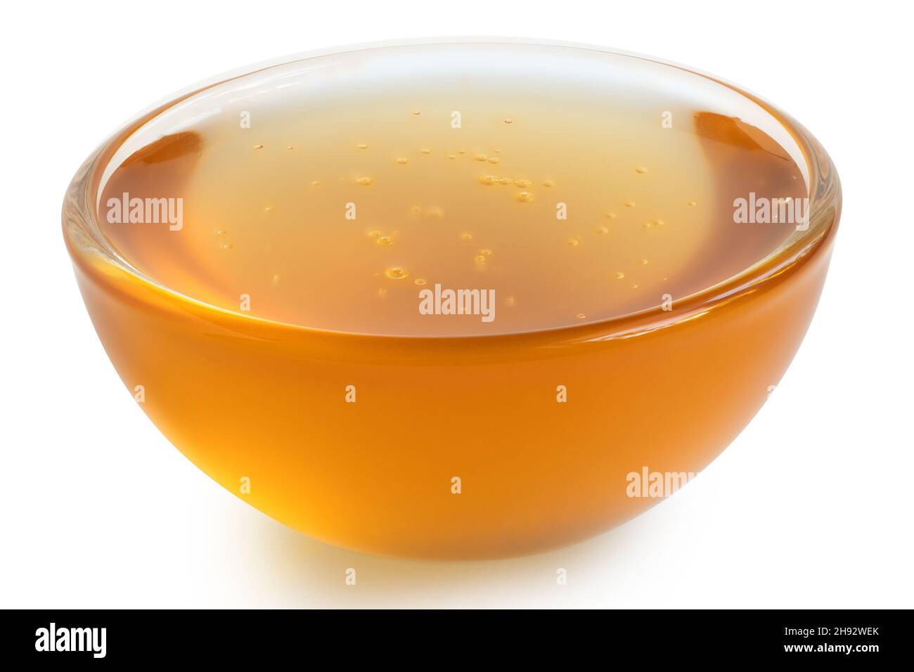 Sirop de chicorée dans un plat de verre isolé sur blanc. Banque D'Images