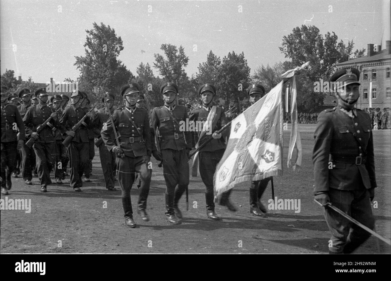 Varsovie, 1947-05-25.Obchody damiej rocznicy utworzenia Korpusu Bezpieczeñstwa Wewnêtrznego na placu przed sztabem korpusu W alei i Armii Wojska Polskiego.NZ. Defilada ¿o³nierzy KBW ze sztandarem. ps/gr PAPVarsovie, le 25 mai 1947.Célébration du 2e anniversaire de la fondation du corps de sécurité interne devant le QG du corps.Photo : le corps de sécurité interne est en parade avec drapeau du régiment. ps/gr PAP Banque D'Images