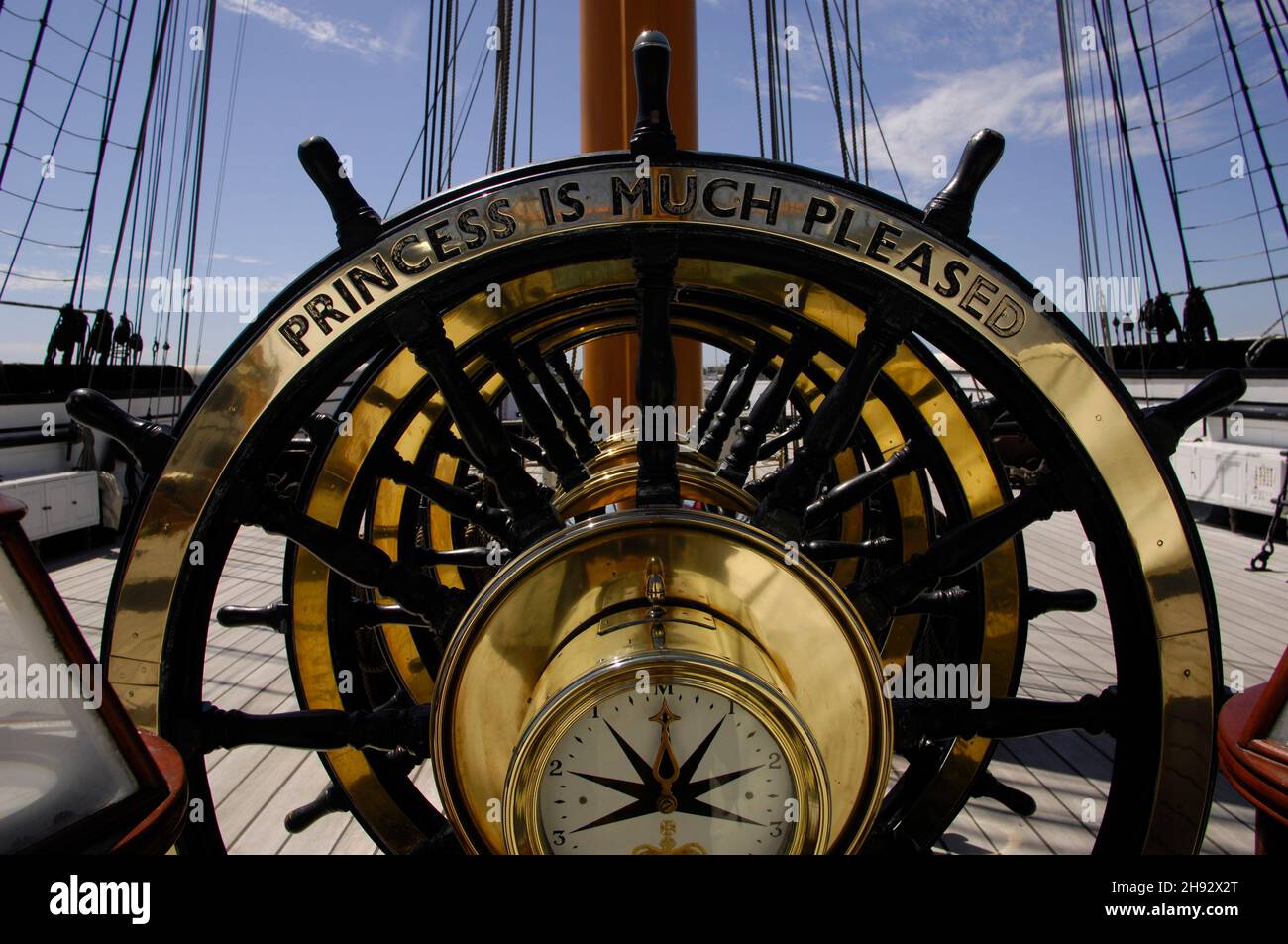 AJAXNETPHOTO.4 JUIN 2015.PORTSMOUTH, ANGLETERRE.- HMS WARRIOR 1860 - PREMIER ET DERNIER NAVIRE DE GUERRE EN LIMONEUX OUVERT AU PUBLIC.ROUES DE NAVIRE LIÉES EN LAITON PORTANT L'INSCRIPTION « LA PRINCESSE EST TRÈS HEUREUSE ».PHOTO:JONATHAN EASTLAND/AJAX REF:D150406 5234 Banque D'Images