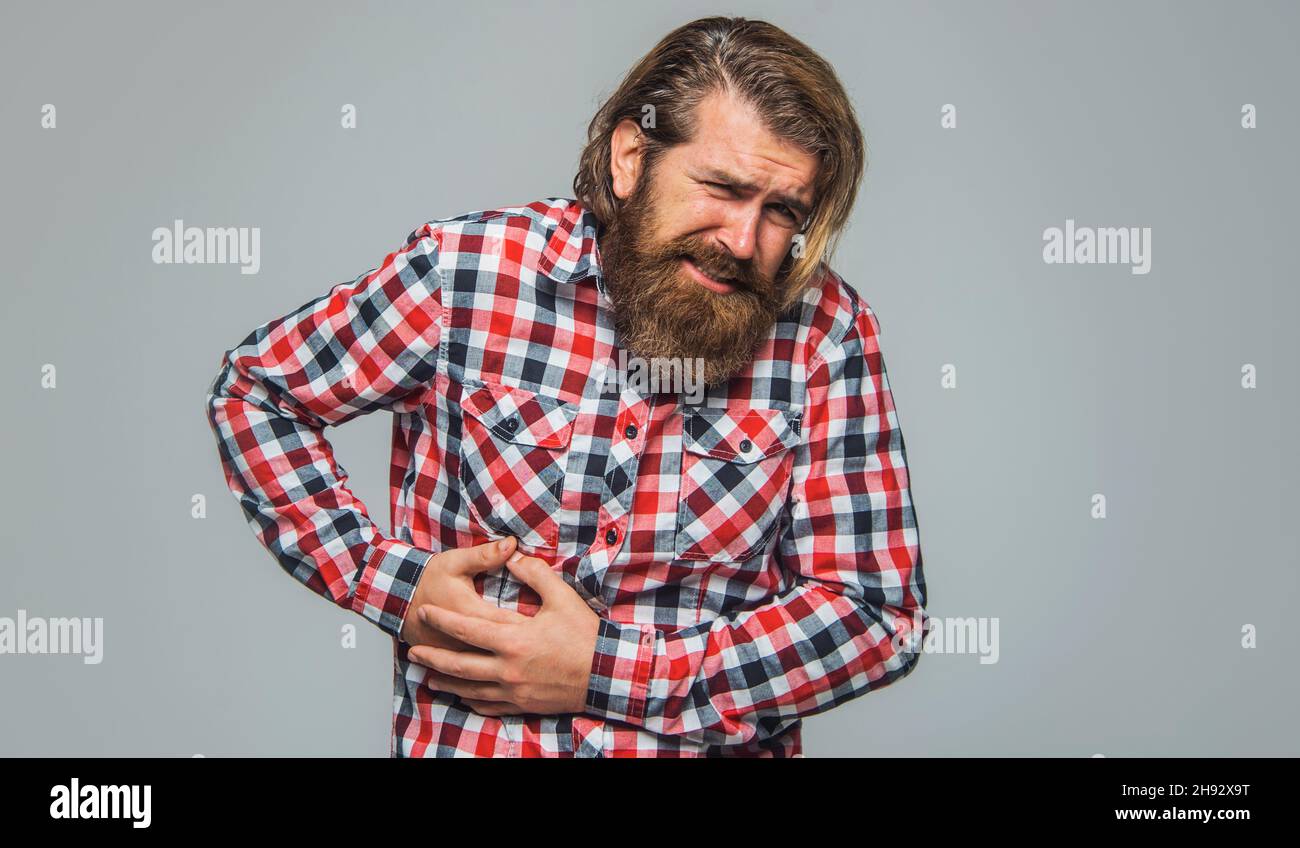Homme barbu avec mal d'estomac.Mâle avec douleur abdominale.Malade gars avec stomachache.Problème de santé Banque D'Images