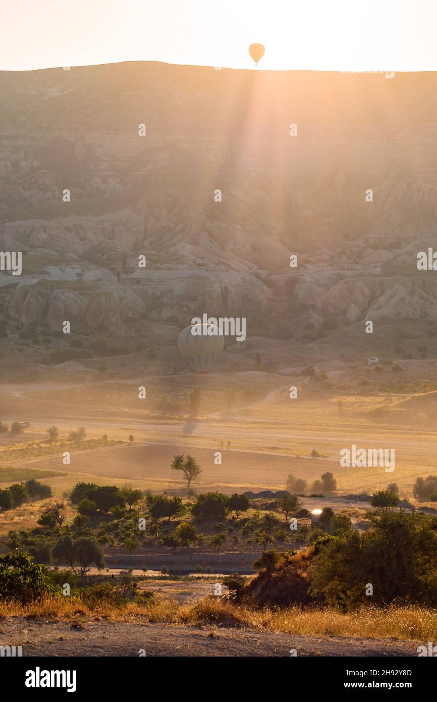 Cappadoce lever du soleil.Lever du soleil en Cappadoce avec des ballons d'air chaud sur le ciel.Vol en montgolfière à Göreme. Banque D'Images