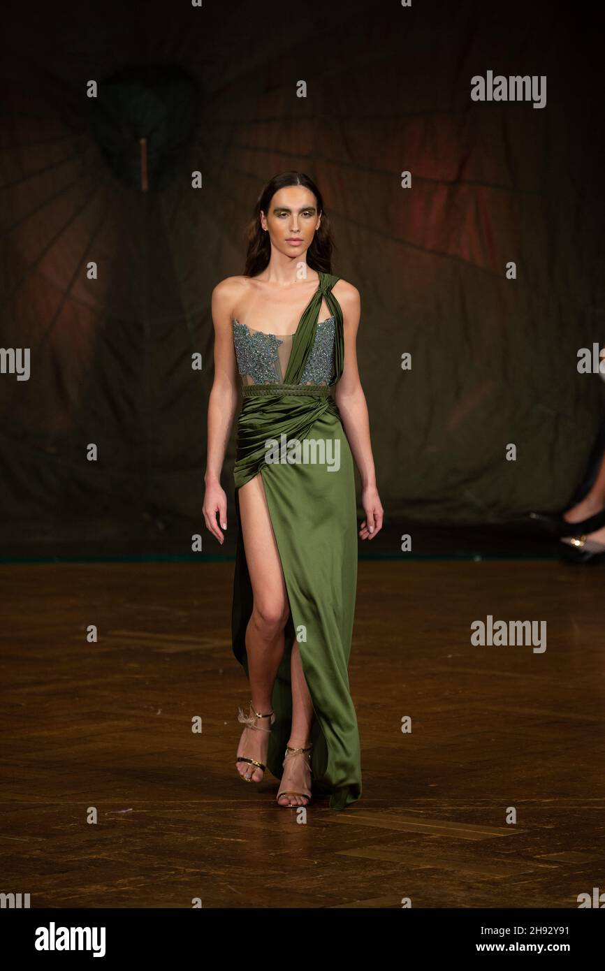 Un modèle marche la piste au printemps / été 2022, AADNEVIK Fashion Show pendant la semaine de la mode de Londres aux Royal Horseguards. Banque D'Images