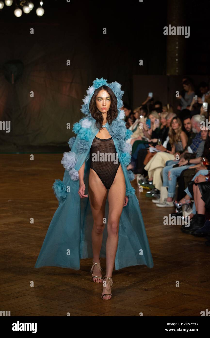 Un modèle marche la piste au printemps / été 2022, AADNEVIK Fashion Show pendant la semaine de la mode de Londres aux Royal Horseguards. Banque D'Images