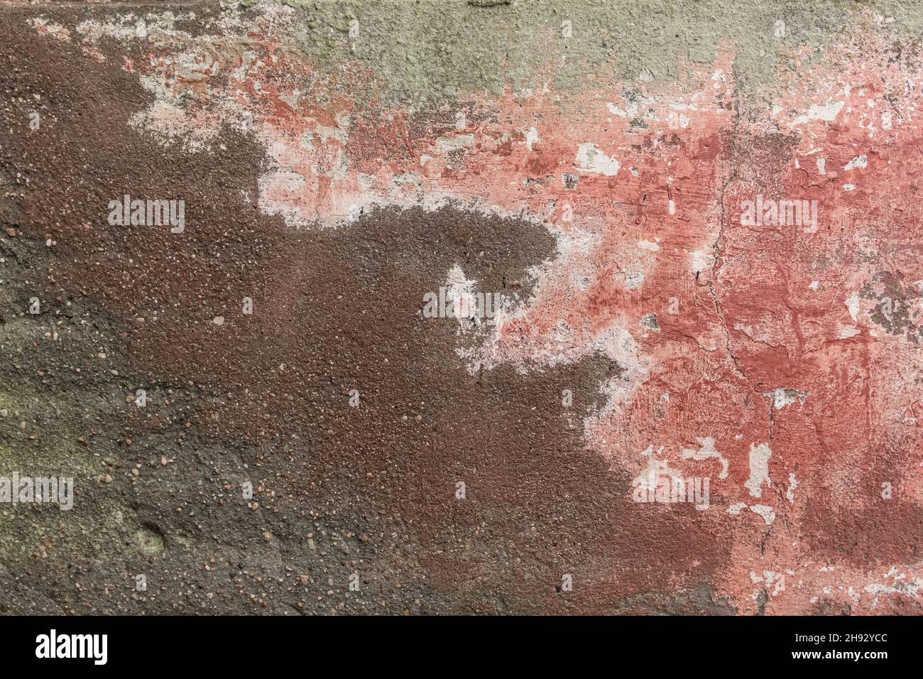 Vieux mur de ciment sombre sale avec des traces de moisissure et de taches d'eau texture abîmée arrière-plan perturbé. Banque D'Images