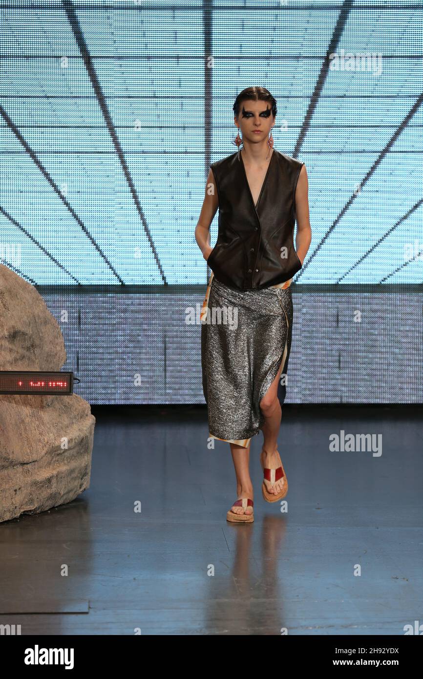 Un mannequin marche sur la piste du salon de la mode Eftychia, pendant la semaine de la mode de Londres. Banque D'Images
