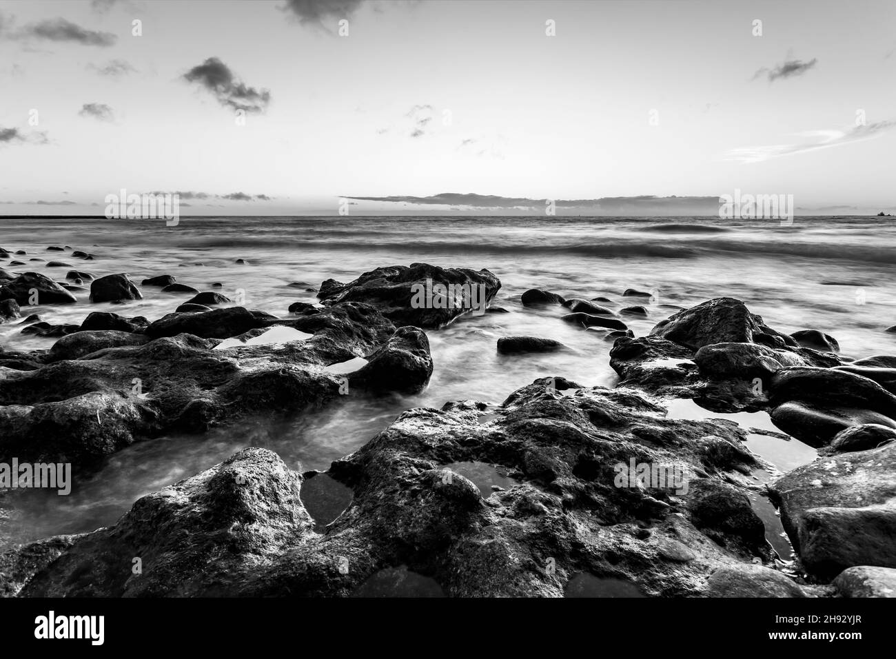 Paysage marin noir et blanc avec coucher de soleil sur l'océan Atlantique à Tenerife, îles Canaries, Espagne.Exposition longue Banque D'Images