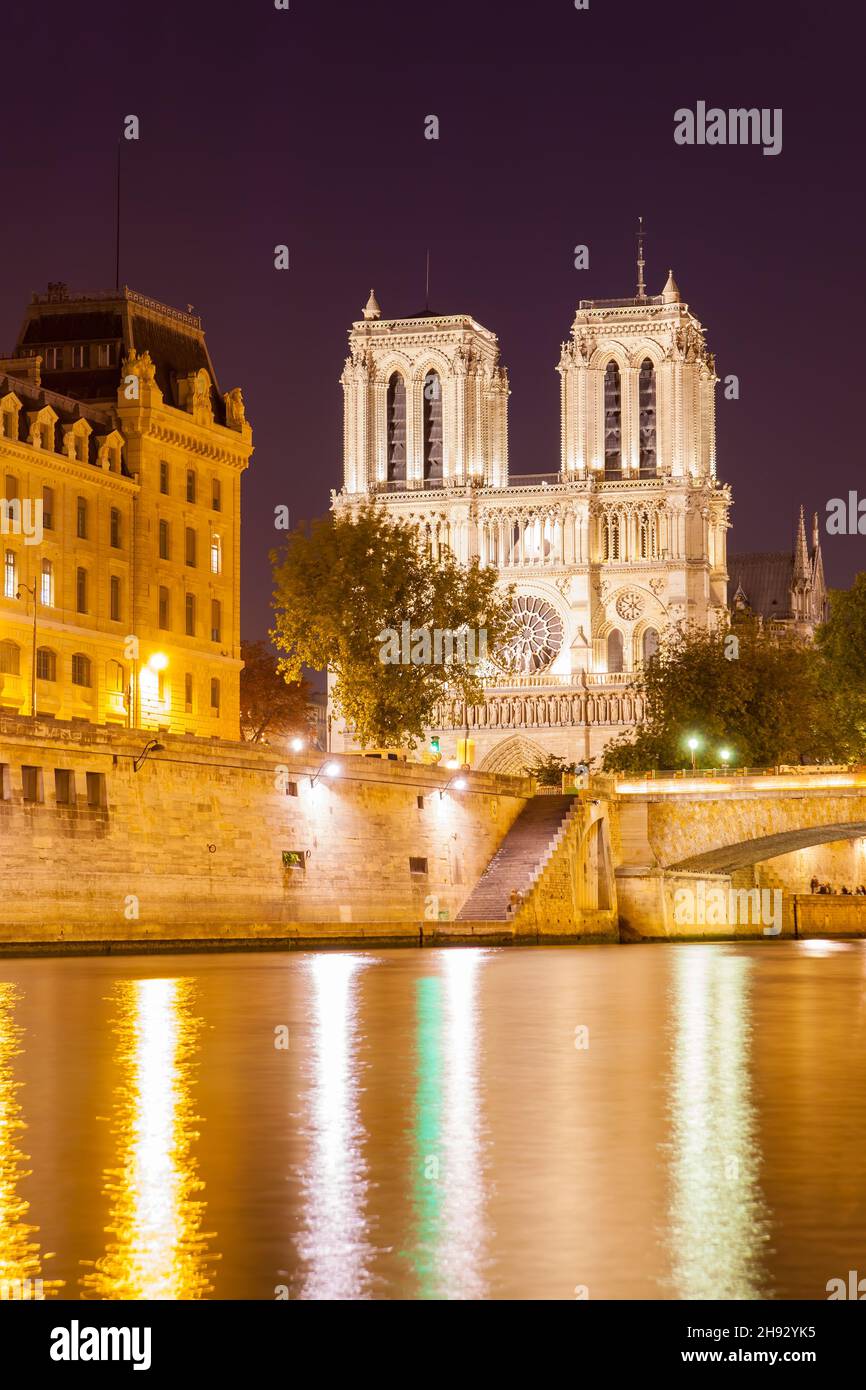 La Seine et notre Dame de Paris illuminée la nuit, France Banque D'Images