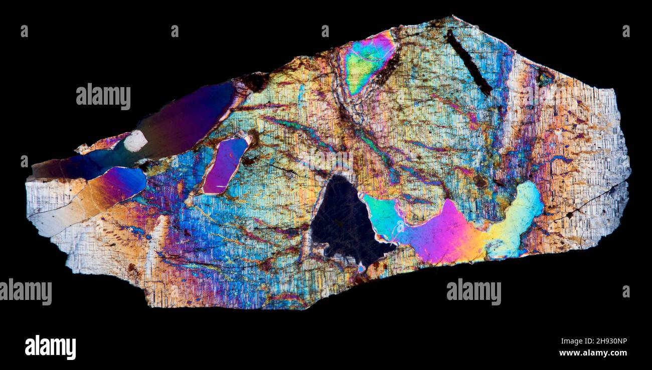 Minerai de feldspath, section mince vue avec éclairage polarisé.Les feldspaths constituent environ 60 % de la croûte terrestre Banque D'Images