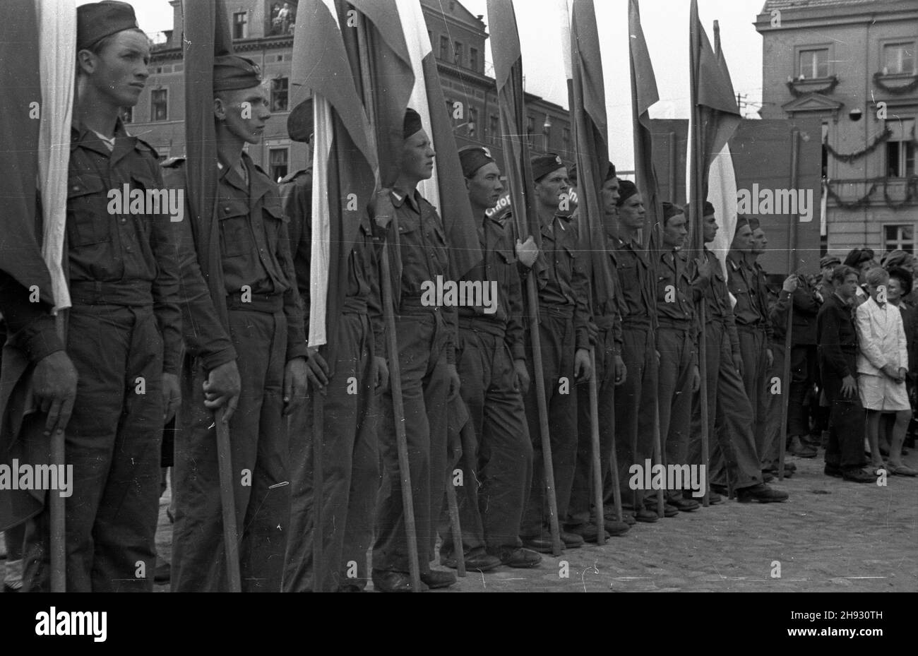 Gniezno, 1947-05-26.Œwiêta Ludowego.Manifestacja na rynku.NZ. cz³onkowie oddzia³ów Przysposobienia Rolniczo-Wojskowego. ps/ms PAPGniezno, 26 mai 1947.Fête paysanne célébrée dans toute la nation.Une démonstration sur la place markert.Photo: Agriculteurs - membres du mouvement national. ps/ms PAP Banque D'Images