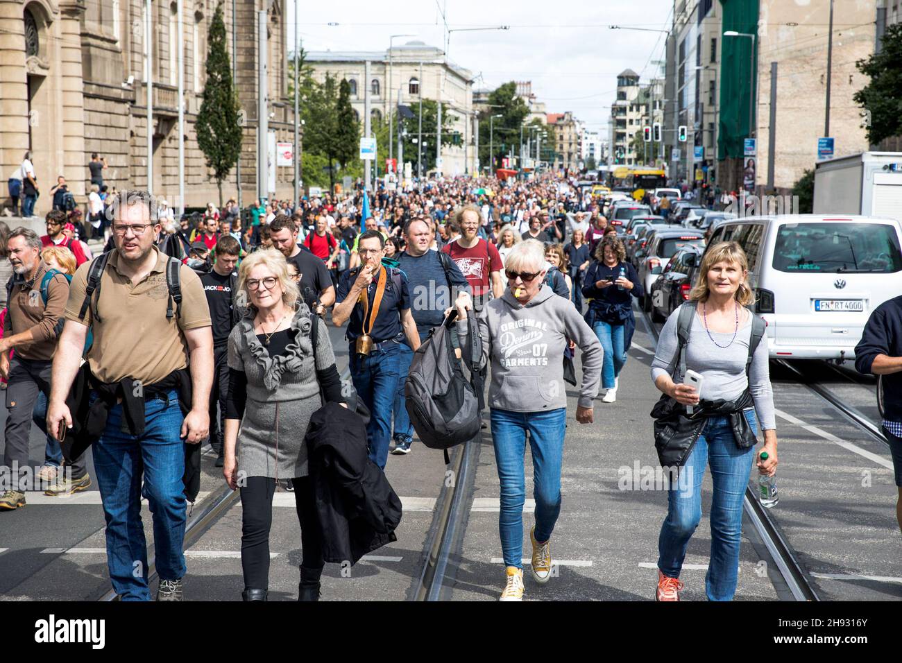 Berlin, Allemagne.28 août 2021.Des milliers de marche à Berlin contre les règles de la COVID en août 2021.Dans le passé, les autorités de Berlin ont interdit plusieurs manifestations prévues de manifestants anti-COVID détenus à Querdenken.La police anti-émeute de Berlin a utilisé des pulvérisations de poivre et de la force physique pour tenter de briser les manifestations.les manifestations contre le blocage du coronavirus en Allemagne ont attiré un mélange de groupes, y compris des activistes anti-vaccination, des théoriciens du complot et de l'extrême droite.(Photo de Michael Kuenne/PRESSCOV/Sipa USA) crédit: SIPA USA/Alay Live News Banque D'Images