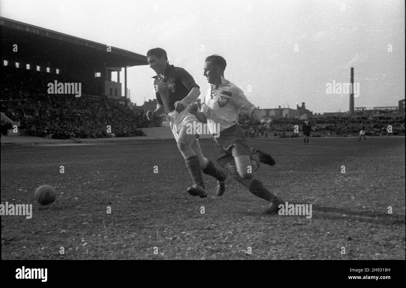 Varsovie, 1947-05-26.Mecz rewan¿owy Polska - Francja (8:2) pomiêdzy reprezentacjami zwi¹zków zawodowych rozegroany na stadionie Wojskowego Klubu Sportwego Legia przy ul.£3.NZ. Walka o pi³kê. wb PAPVarsovie, le 26 mai 1947.Pologne-France (8:2) rencontre entre les équipes syndicales tenues au stade du Club sportif militaire Legia au 3, rue Lazienkowska.Photo : joueurs qui se battent pour le ballon. wb PAP Banque D'Images