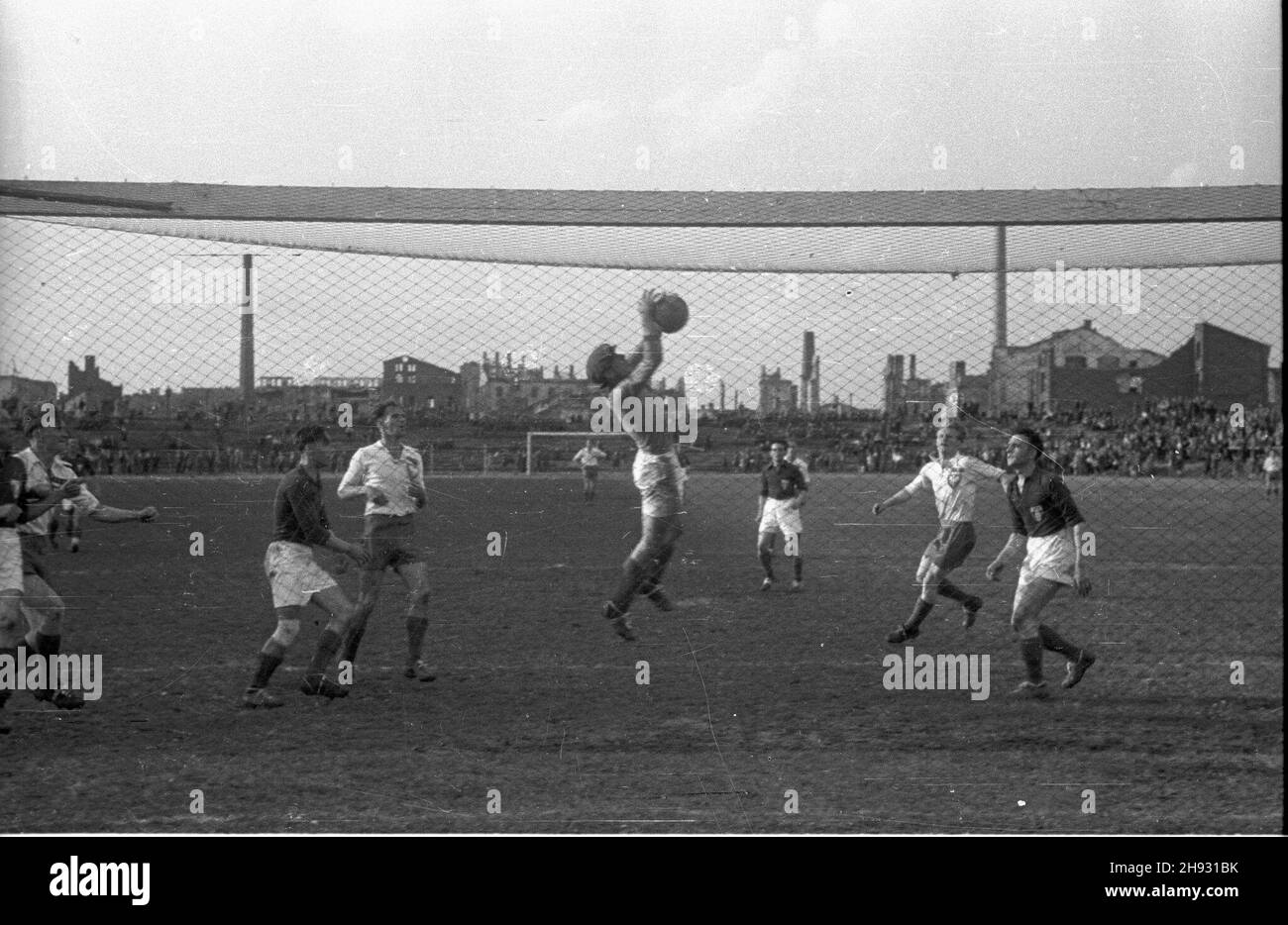 Varsovie, 1947-05-26.Mecz rewan¿owy Polska - Francja (8:2) pomiêdzy reprezentacjami zwi¹zków zawodowych rozegroany na stadionie Wojskowego Klubu Sportwego Legia przy ul.£3.NZ. Interwencja bramkarza francuskiego po strzale Bia³asa. wb PAPVarsovie, le 26 mai 1947.Pologne-France (8:2) rencontre entre les équipes syndicales tenues au stade du Club sportif militaire Legia au 3, rue Lazienkowska.Photo : intervention du gardien de but français après la photo de Bials. wb PAP Banque D'Images