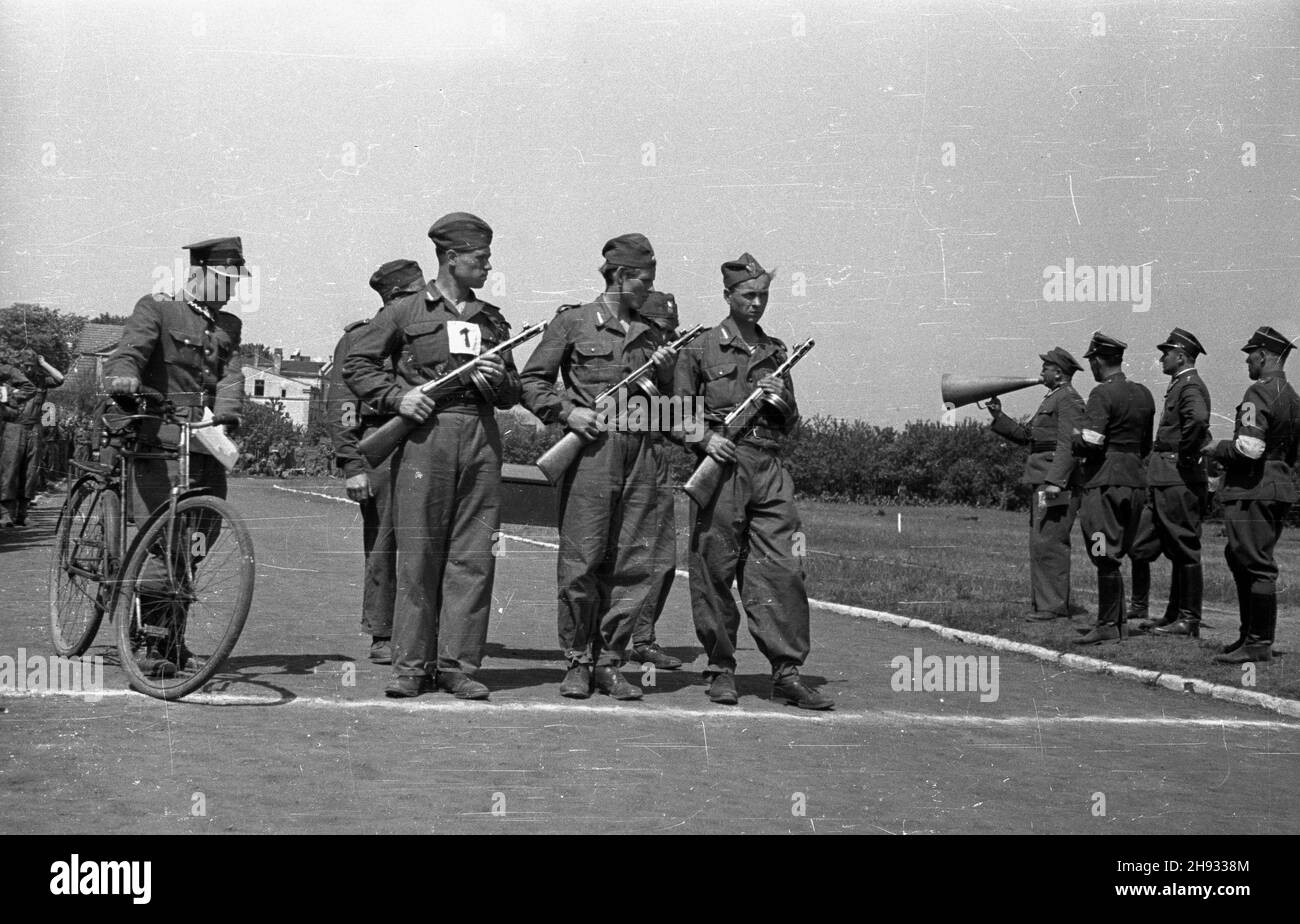 Gniezno, 1947-05-27.Pierwszy ogólnopolski zlot junaków Przysposobienia Rolniczo-Wojskowego (PRW) W GnieŸnie.NZ. Junacy na starcie marssu patrolowego na 5 milletrów.Z rowerem opiekuj¹cy siê dru¿yn¹ oficer Wojska Polskiego. ps/ms PAPGniezno, 27 mai 1947.Le premier congrès national des agriculteurs youg à Gniezno.Photo : les participants commencent une marche de cinq kilomètres.L'officier de l'armée polonaise suit avec un vélo. ps/ms PAP Banque D'Images