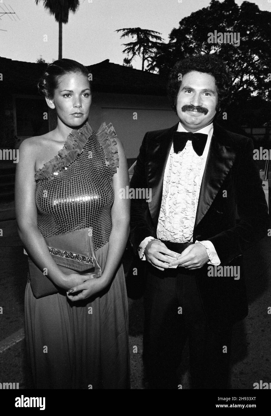 Suzanne Yates et Gabe Kaplan ont vu arriver à une fête à Jerry bus, maison récemment achetée, Pickfair, à Beverly Hills, en Californie, le 17 juin 1981.Crédit: Ralph Dominguez/MediaPunch Banque D'Images