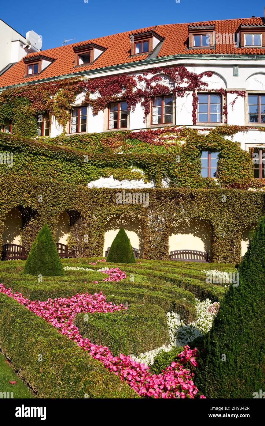 PRAGUE, RÉPUBLIQUE TCHÈQUE - 10 OCTOBRE 2021 : jardin de Vrtbovska zahrada ou de Vrtba à l'automne Banque D'Images