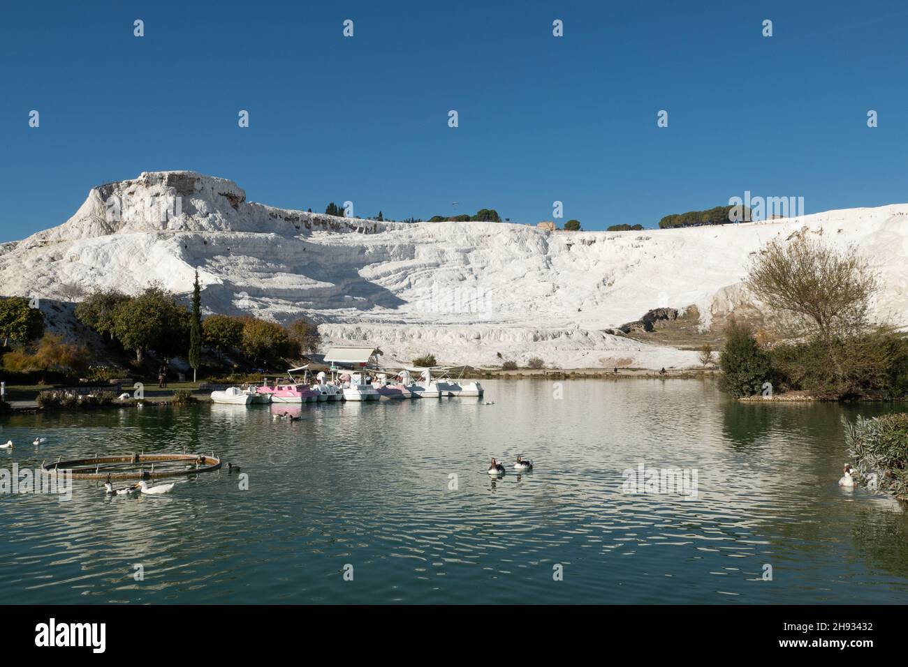 Pamukkale, Turquie; 12 novembre 2021 : lac du parc naturel de Pamukkale.Location de bateaux et d'oies. Banque D'Images