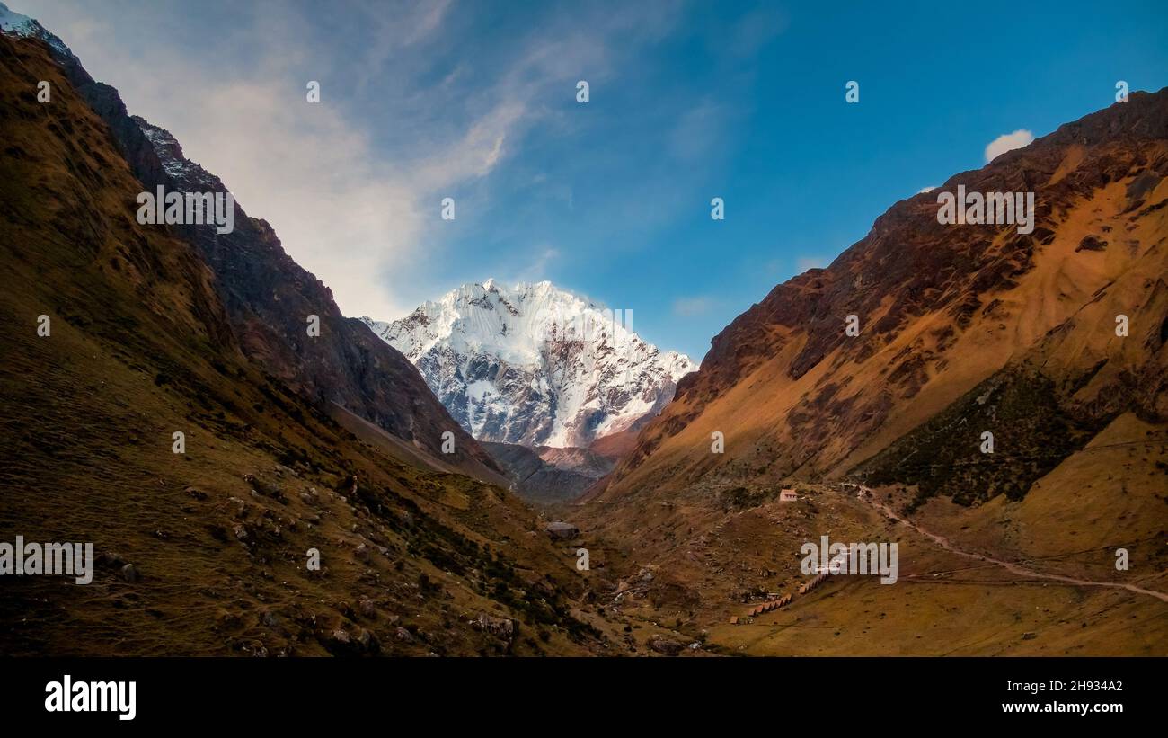 Vue épique sur le pic enneigé de Salkantay Mountain depuis la région de Cusco au Pérou. Banque D'Images
