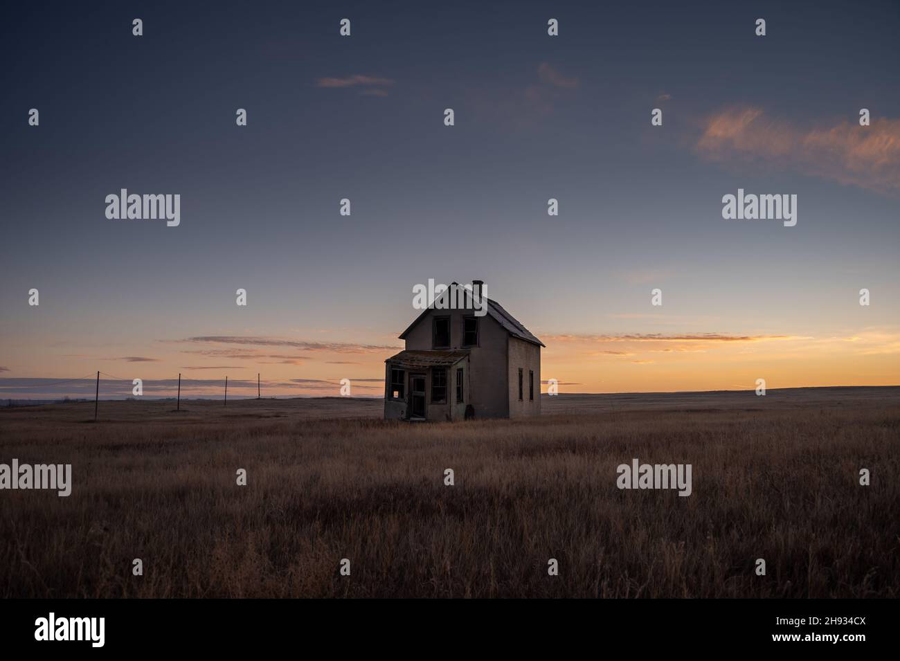 Ferme abandonnée du début des années 1900 dans les Prairies canadiennes Banque D'Images