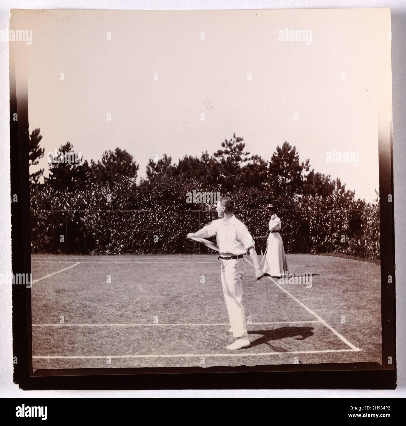 Photographie vintage de l'homme et de la femme jouant mixte double tennis, anglais, anonyme, 1910 Banque D'Images