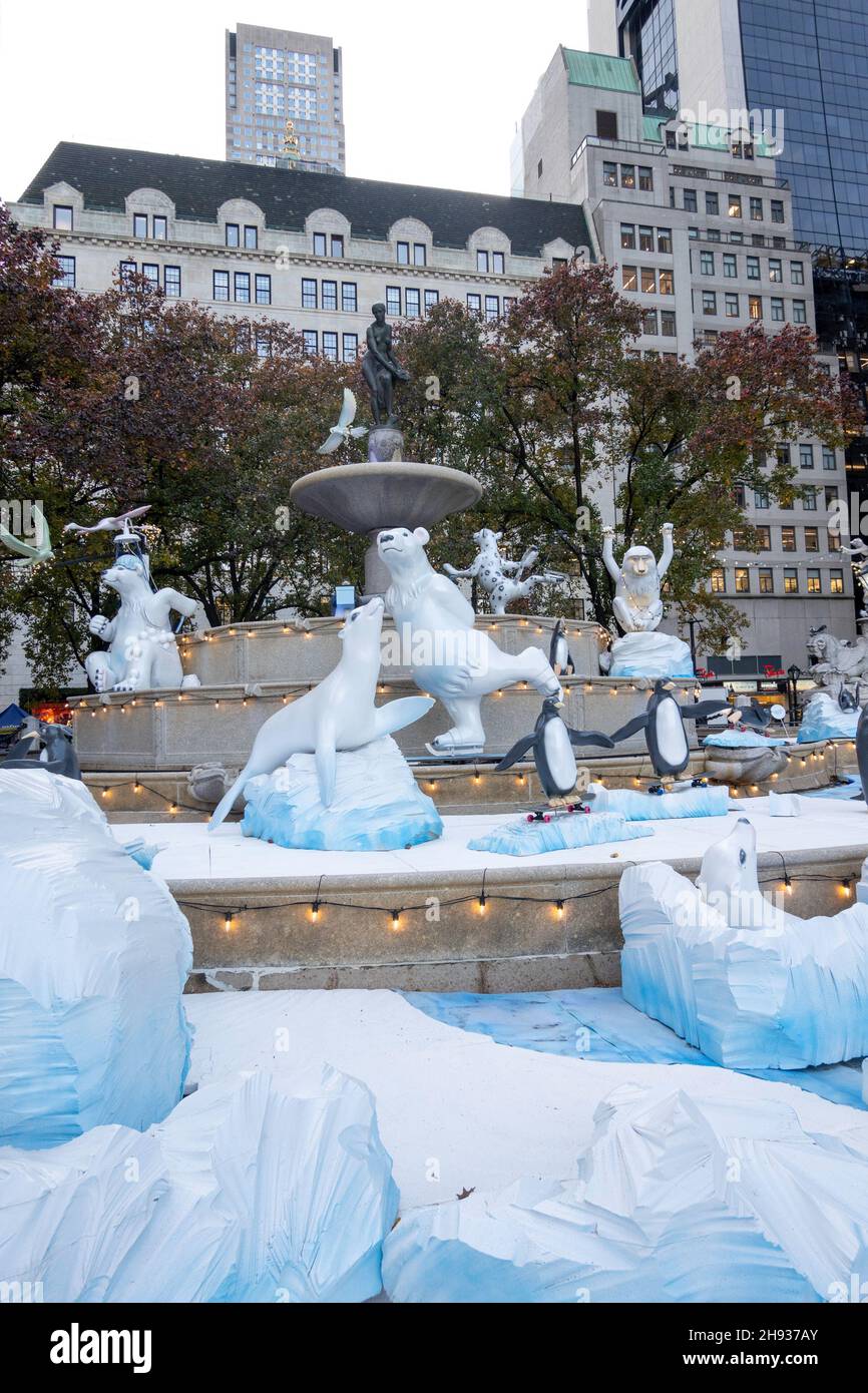 Fontaine Pulitzer avec décorations de Noël, 2021, Grand Army Plaza, NYC, Etats-Unis Banque D'Images