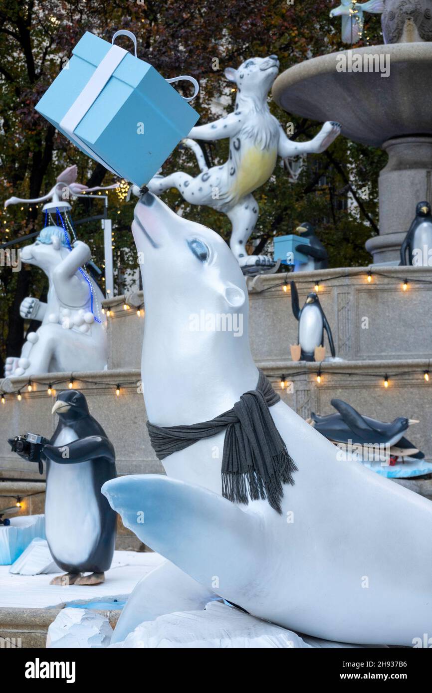 Fontaine Pulitzer avec décorations de Noël, 2021, Grand Army Plaza, NYC, Etats-Unis Banque D'Images