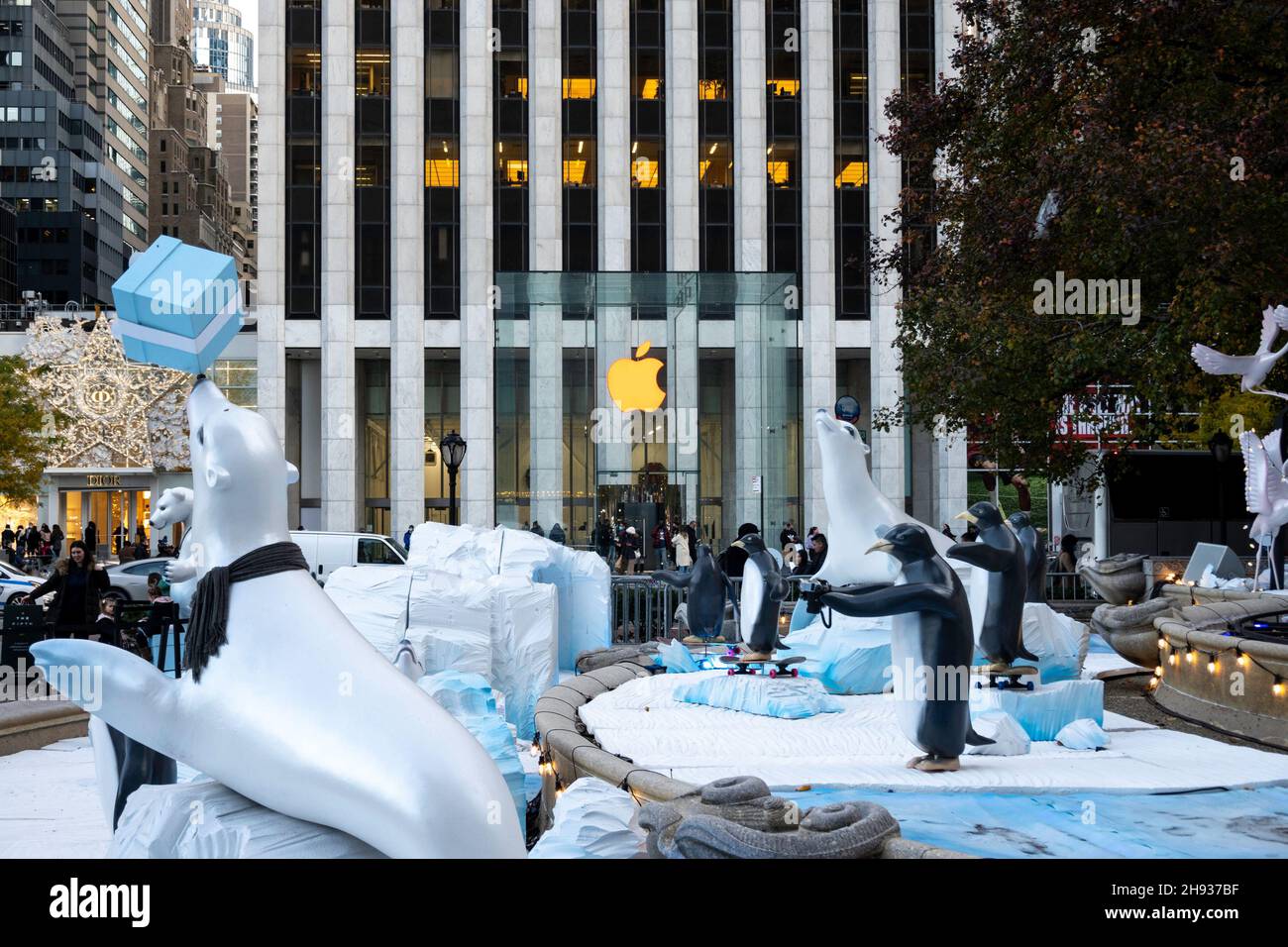 Fontaine Pulitzer avec décorations de Noël, 2021, Grand Army Plaza, NYC, Etats-Unis Banque D'Images