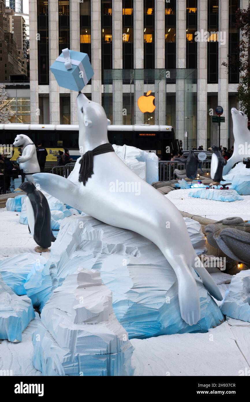Fontaine Pulitzer avec décorations de Noël, 2021, Grand Army Plaza, NYC, Etats-Unis Banque D'Images