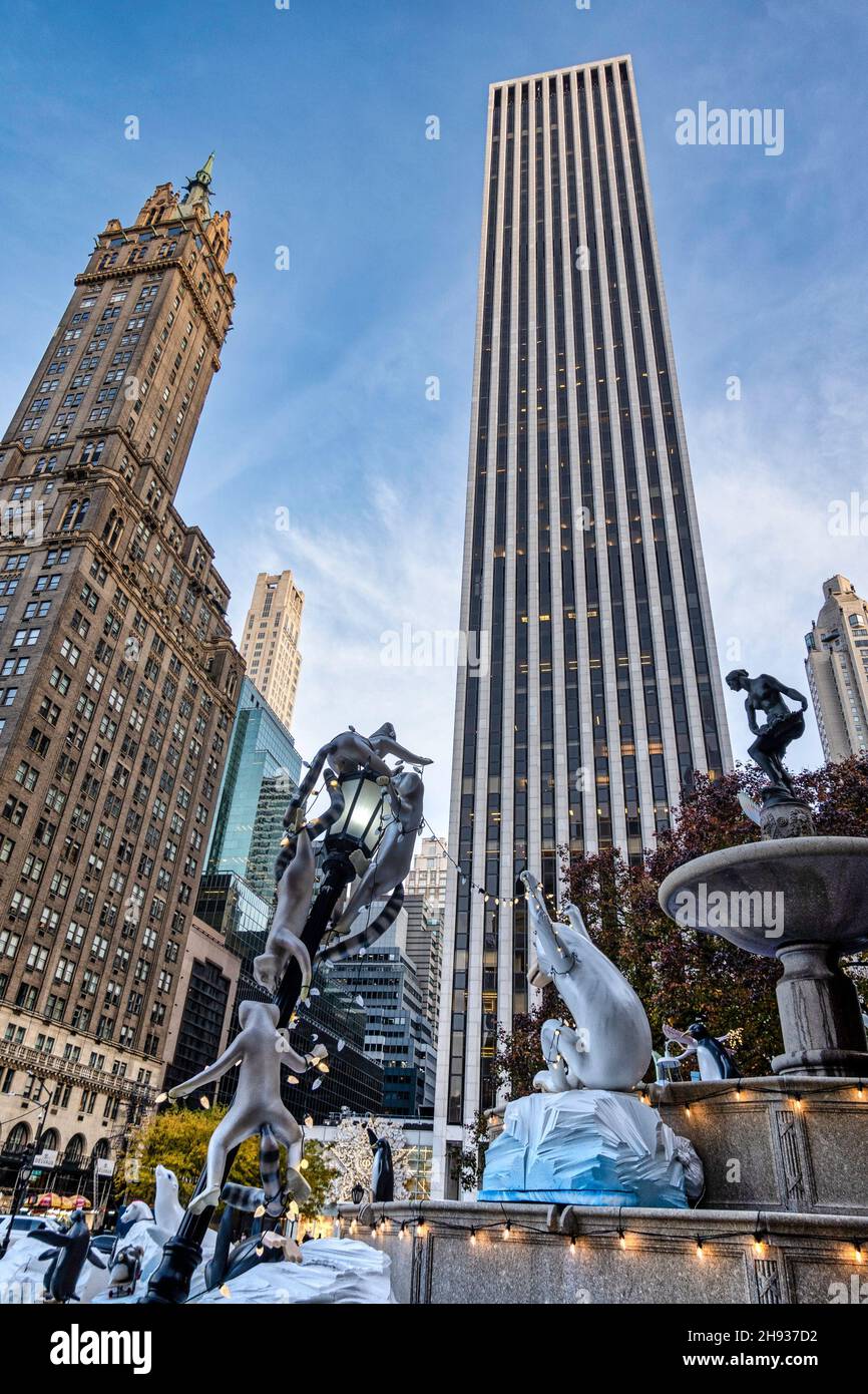 Fontaine Pulitzer avec décorations de Noël, 2021, Grand Army Plaza, NYC, Etats-Unis Banque D'Images