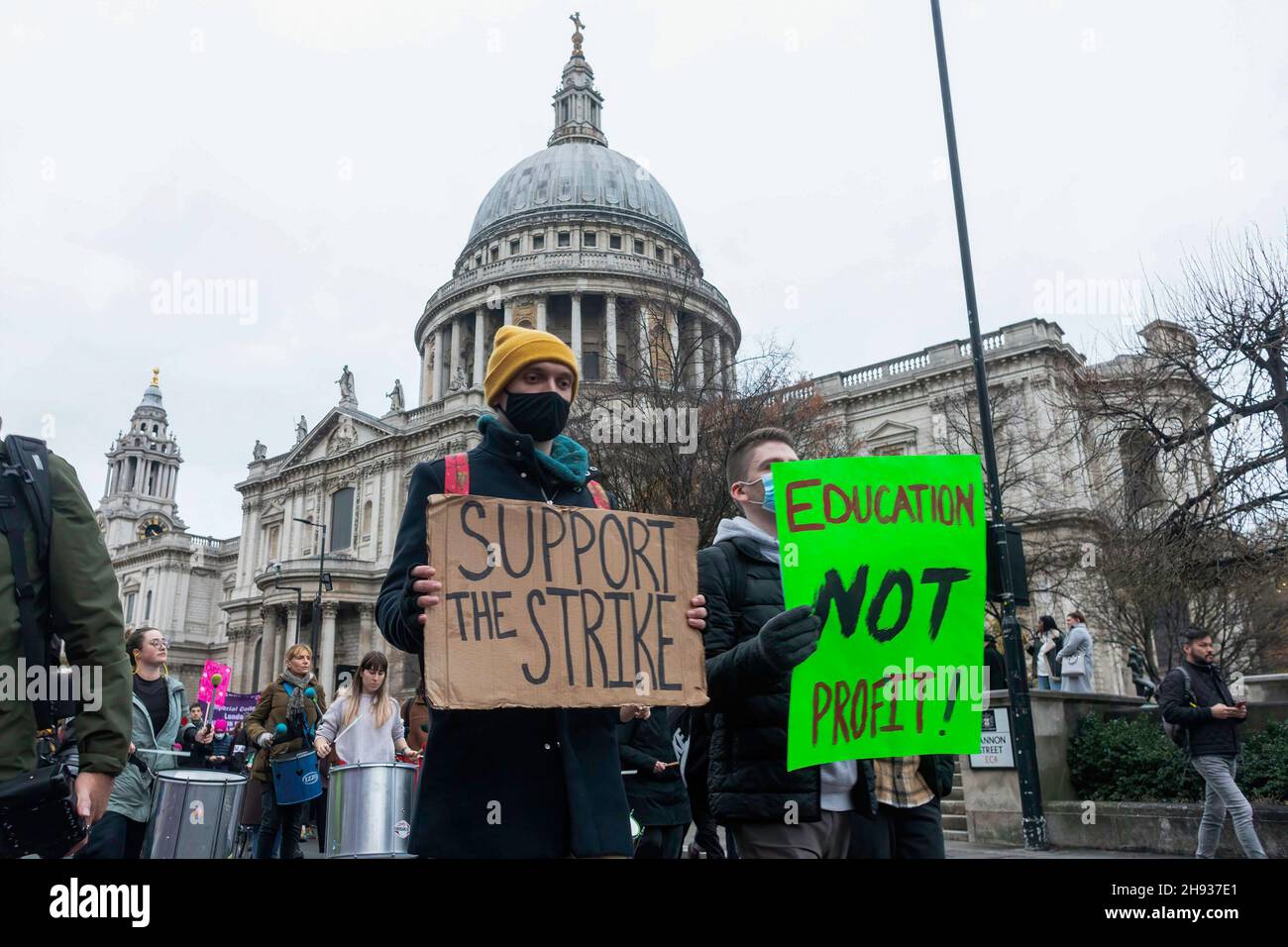 Londres, Royaume-Uni.03ème décembre 2021.Les manifestants ont vu tenir des pancartes qui disent « porter la grève », et « l'éducation ne profite pas ! »pendant la démonstration.Plus tôt cette année, University UK (UKK) a publié ses premières propositions concernant les salaires et les avantages sociaux du personnel universitaire à l'avenir.Les principales implications de la proposition incluent une réduction des retraites et des réductions d'emplois, prétendument en raison de la pression de NatWest et de la banque Lloyds.Organisé par l'UCU, les manifestants ont défilé du campus de l'UCL près de Russell Square jusqu'au siège social de NatWest, à Liverpool Street.Crédit : SOPA Images Limited/Alamy Live News Banque D'Images