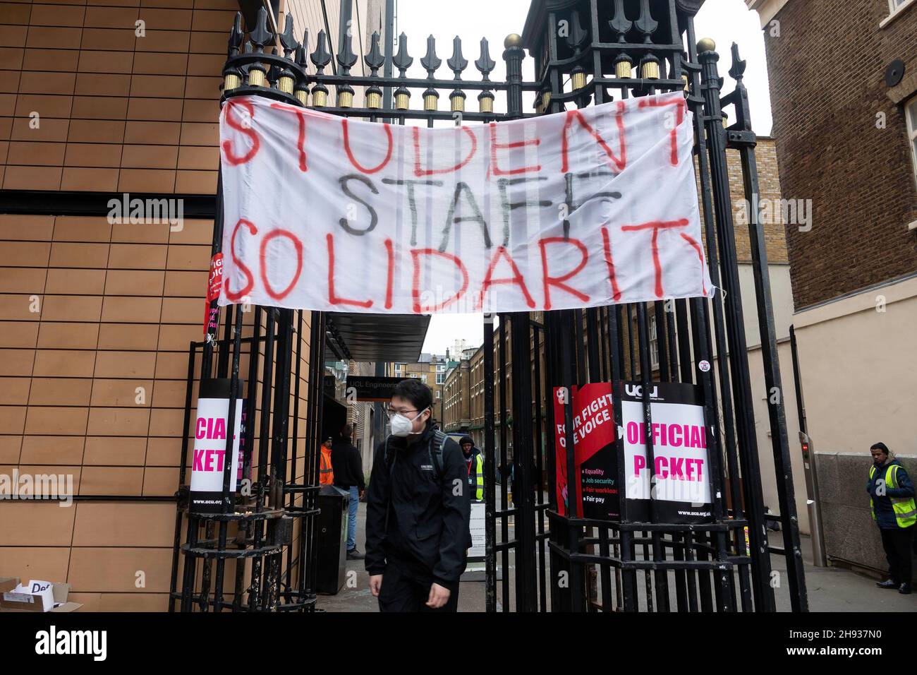 Un étudiant est vu marcher sous une bannière qui dit "solidarité du personnel tudent" à l'UCL pendant la démonstration.Plus tôt cette année, University UK (UKK) a publié ses premières propositions concernant les salaires et les avantages sociaux du personnel universitaire à l'avenir.Les principales implications de la proposition incluent une réduction des retraites et des réductions d'emplois, prétendument en raison de la pression de NatWest et de la banque Lloyds.Organisé par l'UCU, les manifestants ont défilé du campus de l'UCL près de Russell Square jusqu'au siège social de NatWest, à Liverpool Street.(Photo de Belinda Jiao/SOPA Images/Sipa USA) Banque D'Images