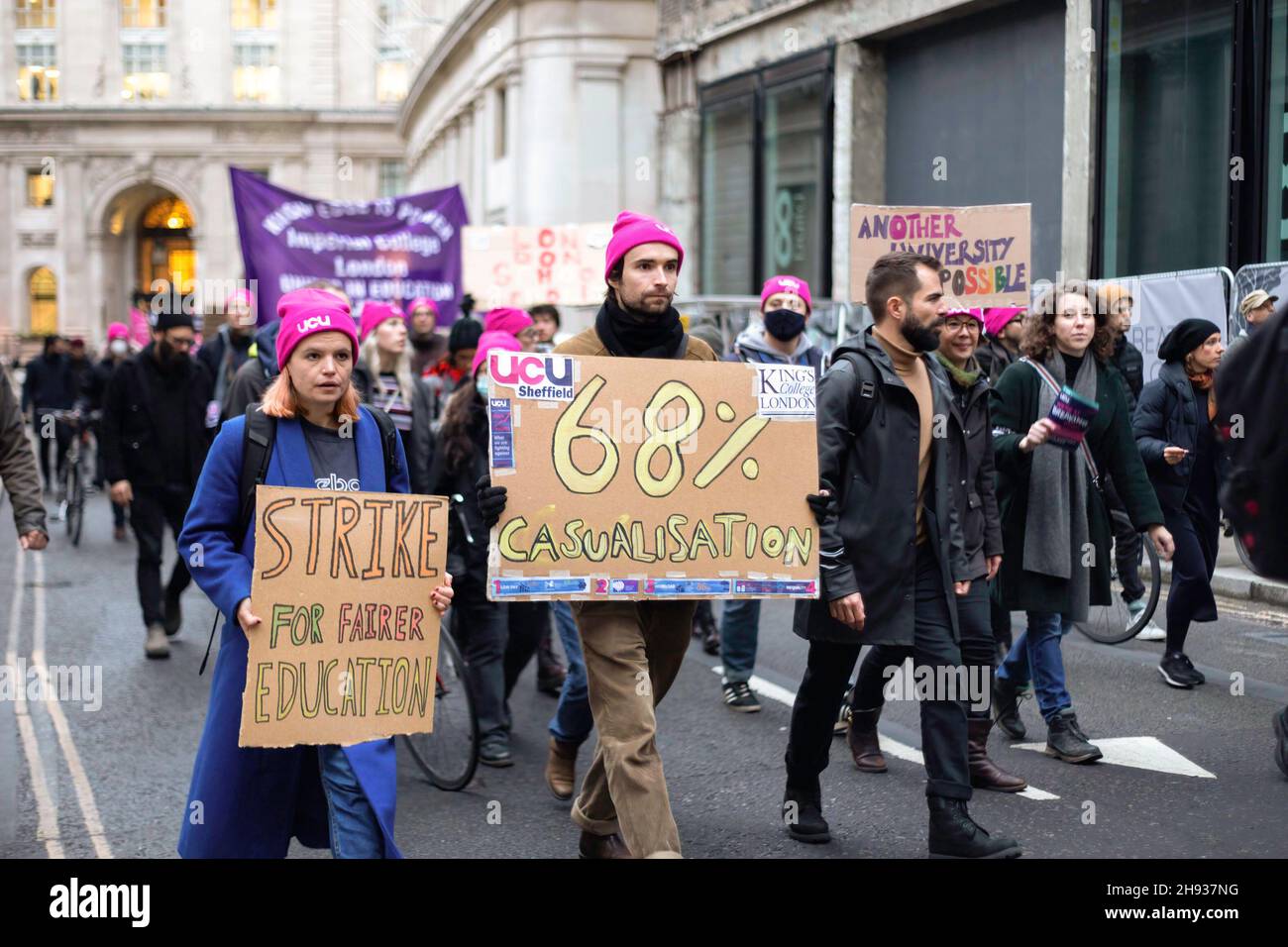 Les manifestants ont vu tenir des pancartes qui disent « trike for équitable Education », et « 68% Casualisation » pendant la démonstration.Plus tôt cette année, University UK (UKK) a publié ses premières propositions concernant les salaires et les avantages sociaux du personnel universitaire à l'avenir.Les principales implications de la proposition incluent une réduction des retraites et des réductions d'emplois, prétendument en raison de la pression de NatWest et de la banque Lloyds.Organisé par l'UCU, les manifestants ont défilé du campus de l'UCL près de Russell Square jusqu'au siège social de NatWest, à Liverpool Street.(Photo de Belinda Jiao/SOPA Images/Sipa USA) Banque D'Images