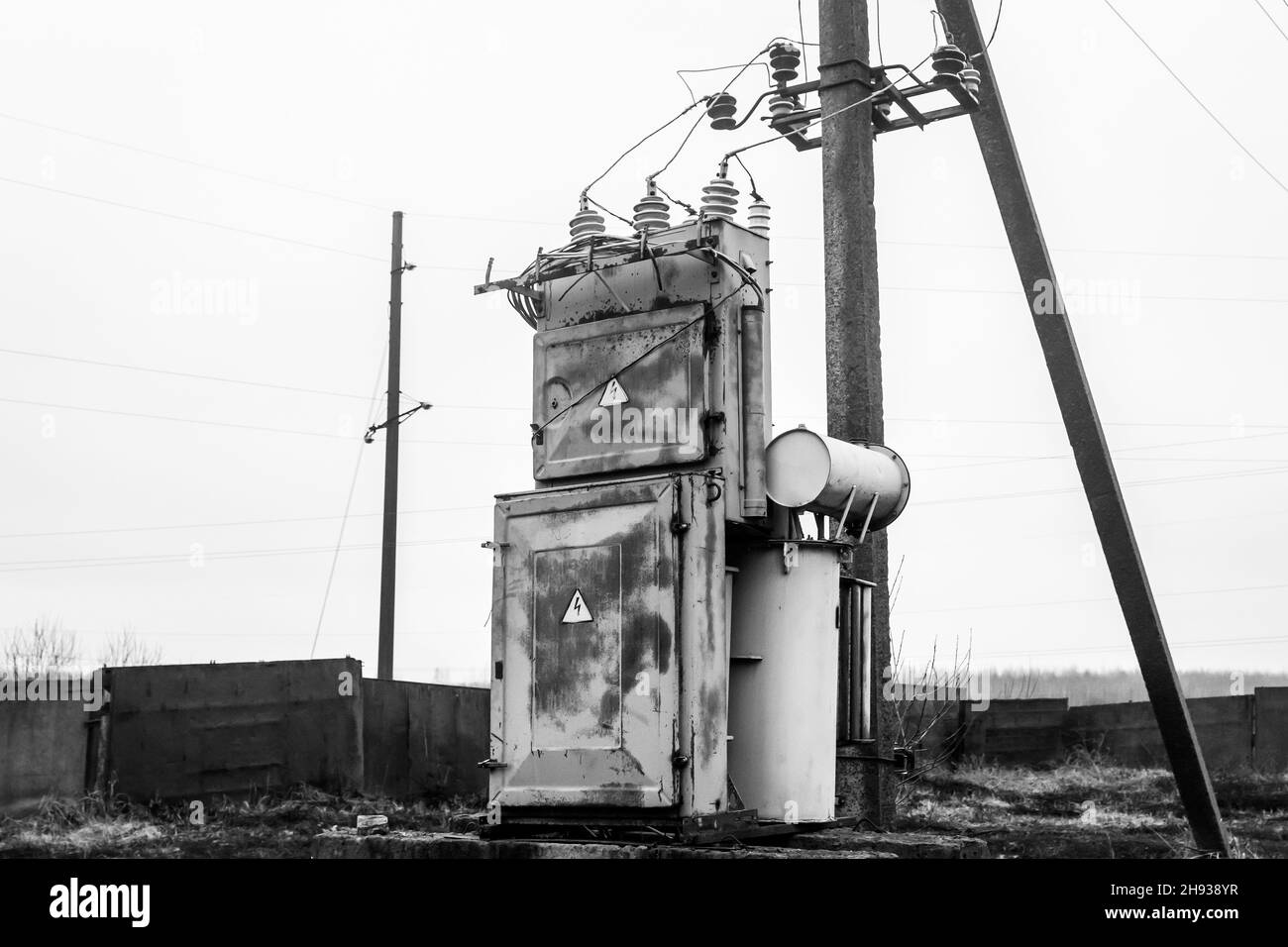 L'ancien panneau ou boîtier électrique cassé.Système de contrôle de puissance industrielle abandonné. Banque D'Images