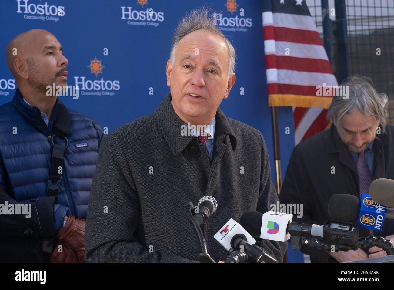 New York, États-Unis.03ème décembre 2021.Felix Matos Rodriguez parle pendant le sénateur américain Kirsten Gillicand annonce de sa législation améliorer l'accès à SNAP devant le Collège communautaire d'Hostos.La loi élargirait l'admissibilité aux avantages du Programme d'aide supplémentaire à la nutrition (SNAP) à tous les étudiants des collèges qui fréquentent des universités de 2 et 4 ans à temps partiel ou plus et qui répondent aux exigences traditionnelles DE revenu SNAP et d'autres critères d'admissibilité.Le sénateur était accompagné du chancelier de la CUNY Felix Matos Rodriguez, du président du Bronx, Ruben Diaz Jr., du membre de l'Assemblée, Amanda Septimo, du président du Collège communautaire Hostos Banque D'Images