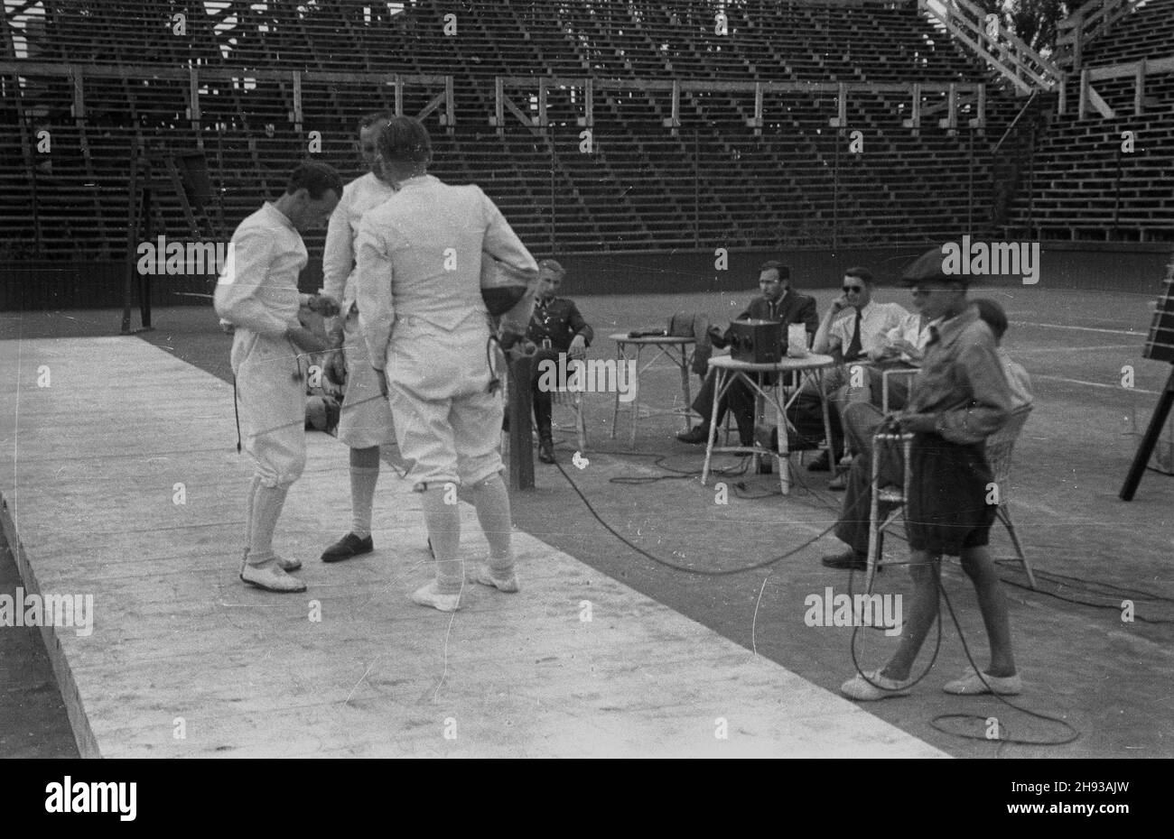 Varsovie, 1947-06.Mistrzostwa Polski W szermierce na korcie centralnym klubu sportowego Legia.NZ. Szermierze przed walk¹ na panszy. ps/ms PAP Dok³adny dzieñ wydarzenia nieustalony.Varsovie, juin 1947.Championnats d'escrime de Pologne à Legia, club sportif central.Photo : tireurs juste avant l'arrosage. ps/ms PAP Banque D'Images