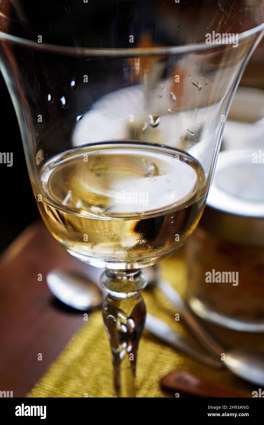 Verre à vin blanc sur table (détail) Banque D'Images