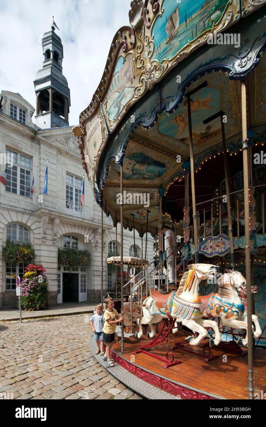 Merry-go-round en face de l'Hôtel de ville, ville d'Auray, département du Morbihan, Bretagne, France Banque D'Images