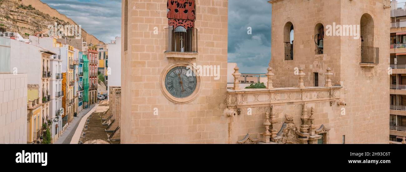 Basilique Sainte-Marie d'Alicante, vue rapprochée de la tour de l'horloge.La basilique catholique du XVIe siècle présente un style gothique valencien Banque D'Images