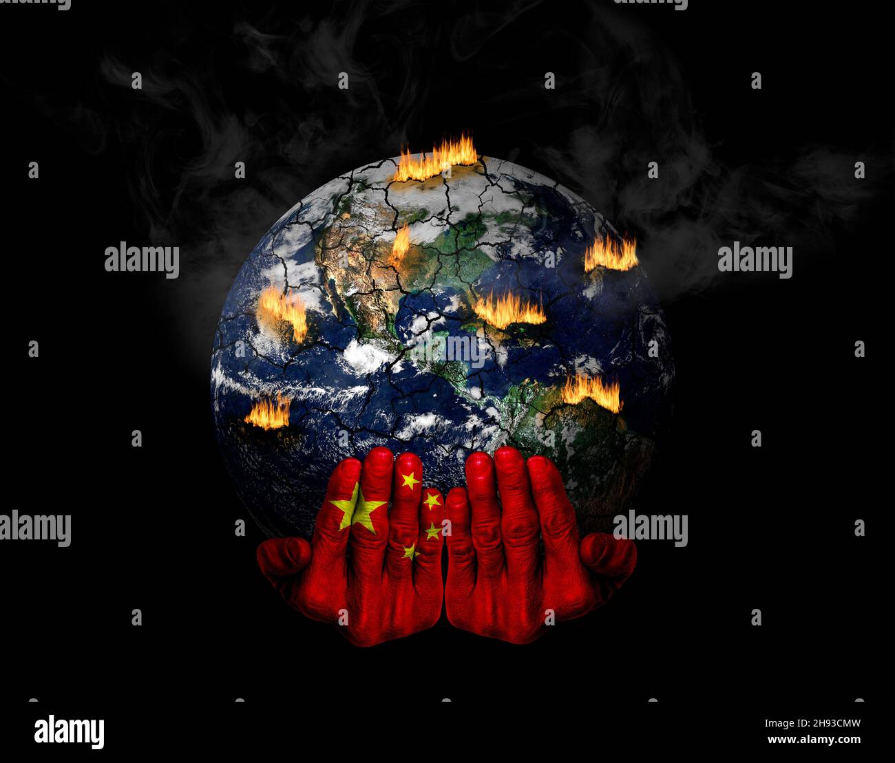 Les mains peintes avec le drapeau chinois tenant une planète stressée en crise.Concept du rôle de la Chine dans les crises climatiques; catastrophes naturelles, réchauffement climatique, Banque D'Images