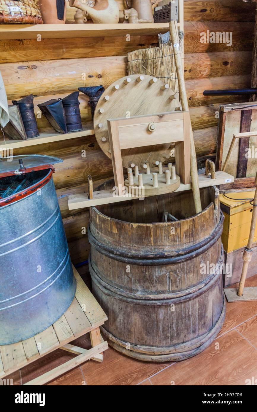 DUDUDUDUUTKI, BÉLARUS - 17 JUIN 2017 : équipement de l'apiculture au musée en plein air de Dudutki, Bélarus Banque D'Images