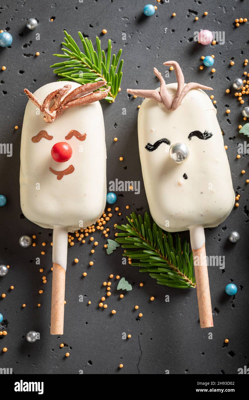 Des popsicles uniques décorés comme des rennes pour Noël.Des friandises créatives et uniques pour Noël. Banque D'Images