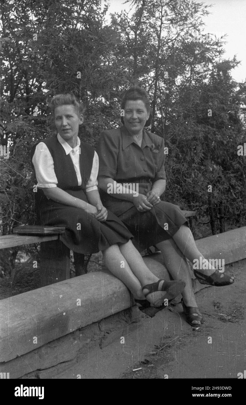 Varsovie, 1947-06.PS/gr PAP Dok³adny dzieñ wydarzenia nieustalony.Varsovie, juin 1947.Femmes dans un parc. ps/gr PAP Banque D'Images