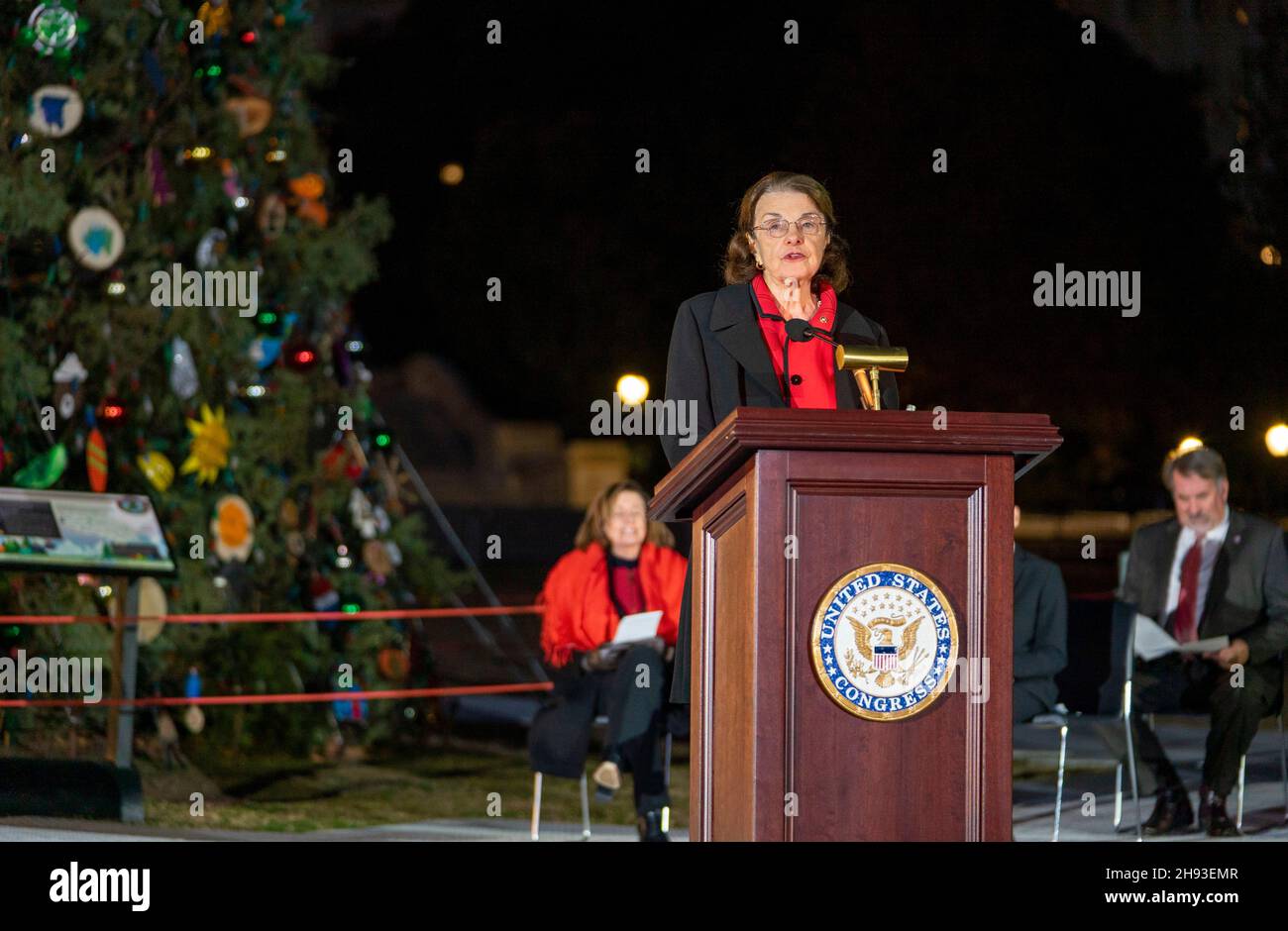 Washington, États-Unis d'Amérique.01 décembre 2021.La sénatrice américaine Dianne Feinstein fait des remarques lors de la cérémonie annuelle d'éclairage des arbres de Noël au Capitole, sur la pelouse ouest du Capitole des États-Unis le 1er décembre 2021 à Washington, DC.L'arbre est un Fir blanc de 84 pieds de haut de la forêt nationale de six Rivers en Californie.Crédit : Tanya E Flores/USFS/Alay Live News Banque D'Images
