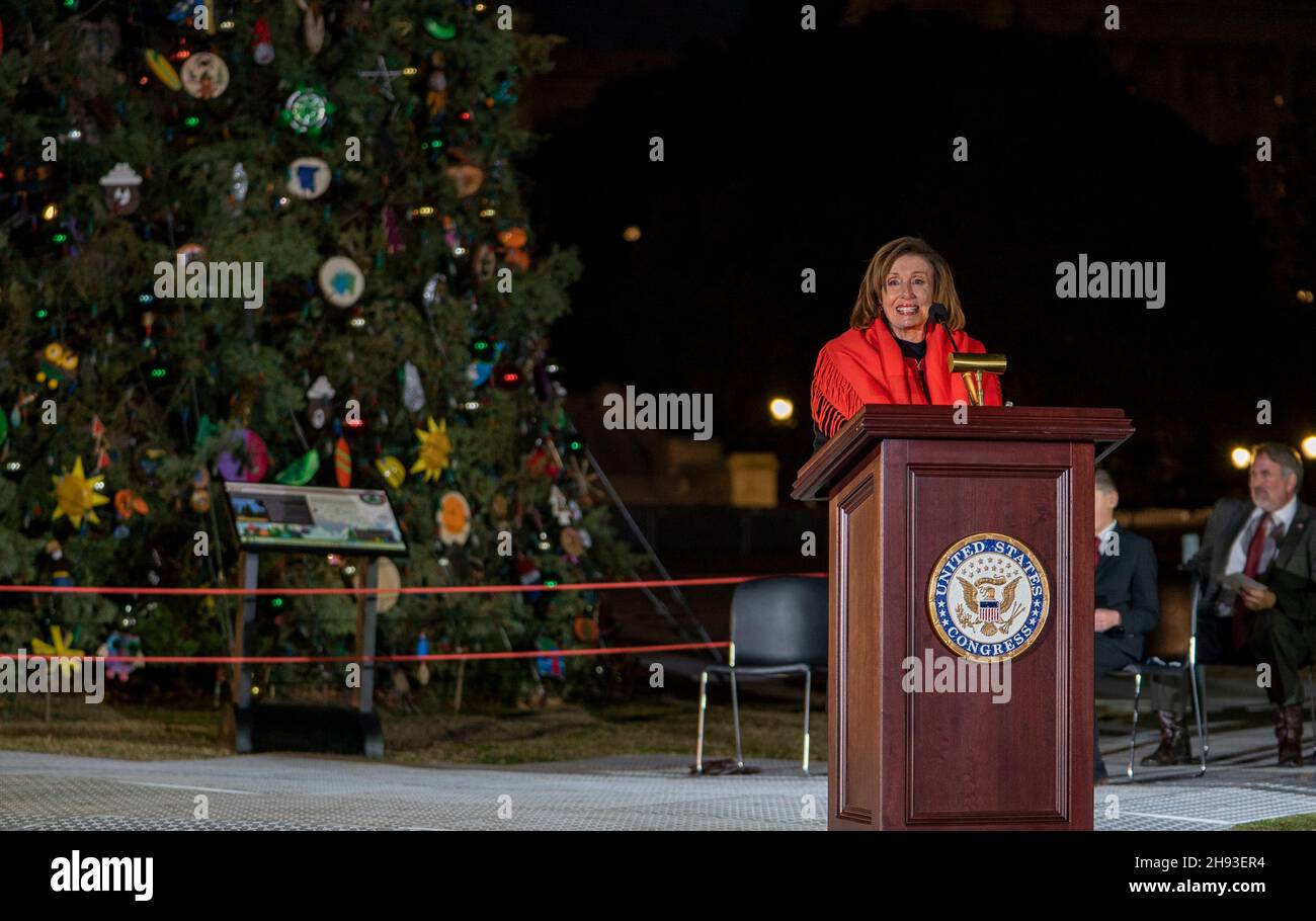 Washington, États-Unis d'Amérique.01 décembre 2021.Nancy Pelosi, présidente de la Chambre des États-Unis, prononce un discours lors de la cérémonie annuelle d'éclairage des arbres de Noël au Capitole, sur la pelouse ouest du Capitole des États-Unis le 1er décembre 2021 à Washington, DC.Crédit : Tanya E Flores/USFS/Alay Live News Banque D'Images